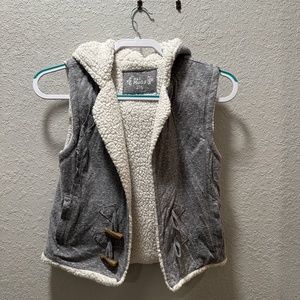 Girls MUDD sleeveless hooded faux fur lined jacket